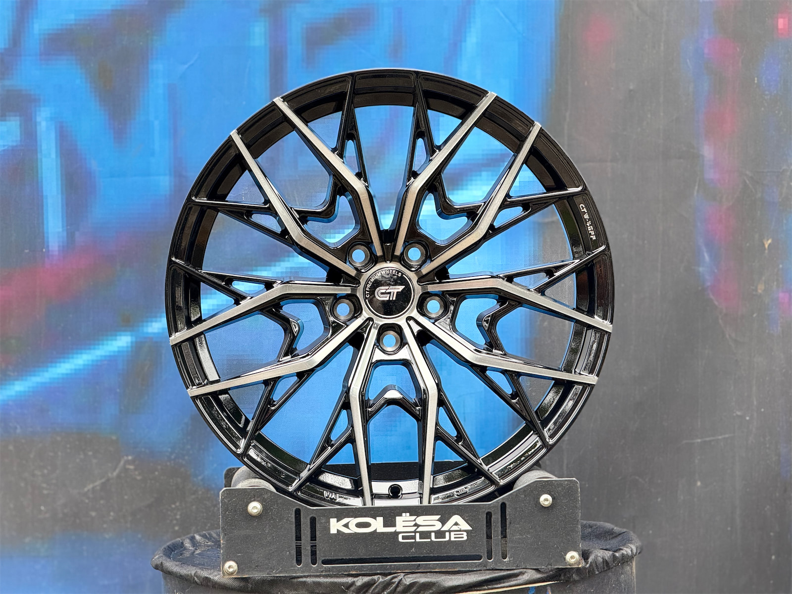 Комплект (4 шт) 305Forged Design UF159 8j-18 5*114,3 ET38 d73,1 GBF