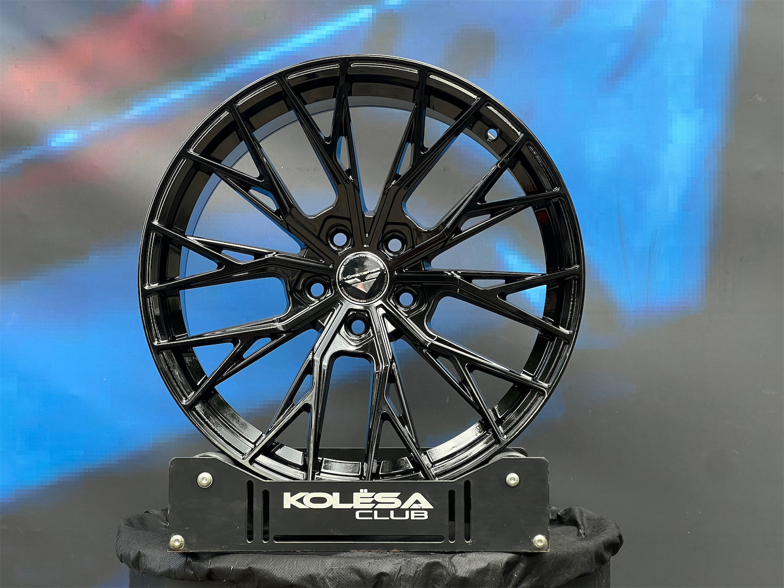 Комплект (4 шт) 305Forged Design UF165 8,5j-18 5*108 ET35 d73,1 GB