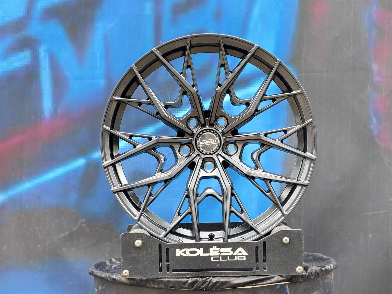 Комплект (4 шт) 305Forged Design UF159 8j-18 5*114,3 ET38 d73,1 MG