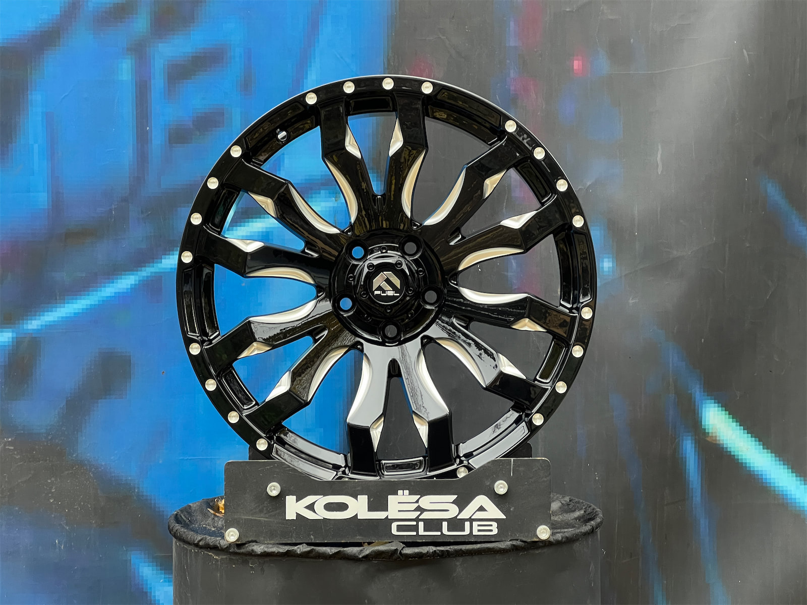 Комплект (4 шт) Fuel Design Blitz 8,5j-19 5*108 ET35 d73,1 B+M