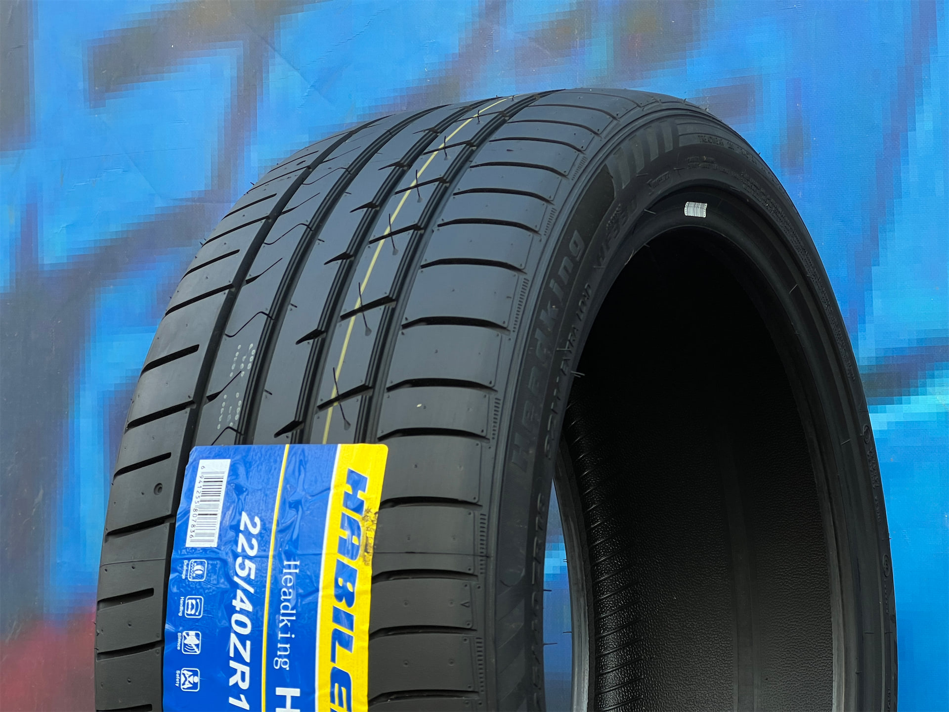 Комплект (4 шт) Habilead HF330 225/40 R18 92W