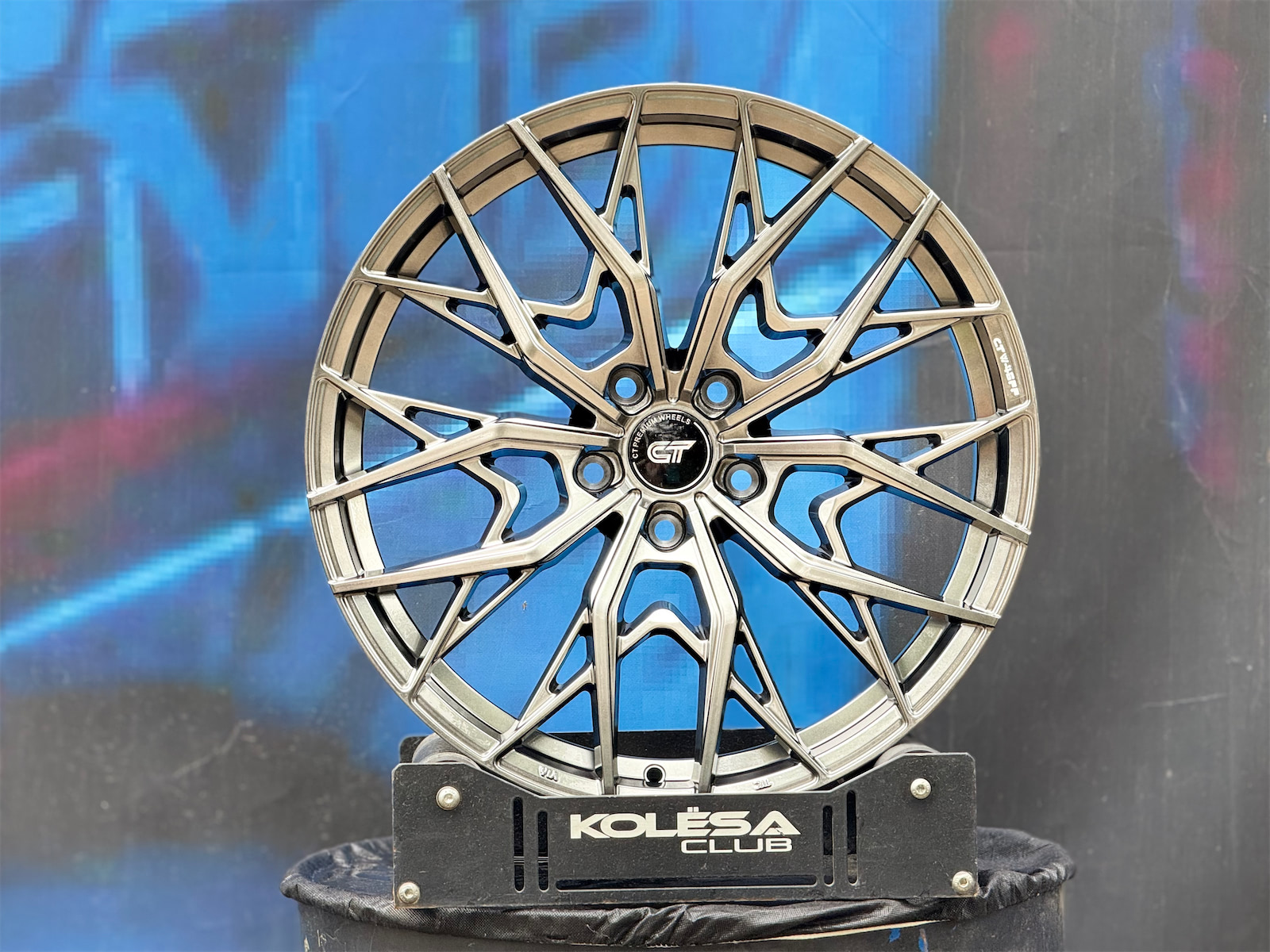 Комплект (4 шт) 305Forged Design UF159 8j-18 5*114,3 ET38 d73,1 HB