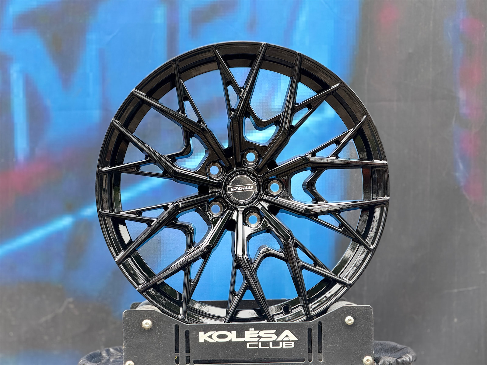 Комплект (4 шт) 305Forged Design UF159 8j-18 5*114,3 ET38 d73,1 GB