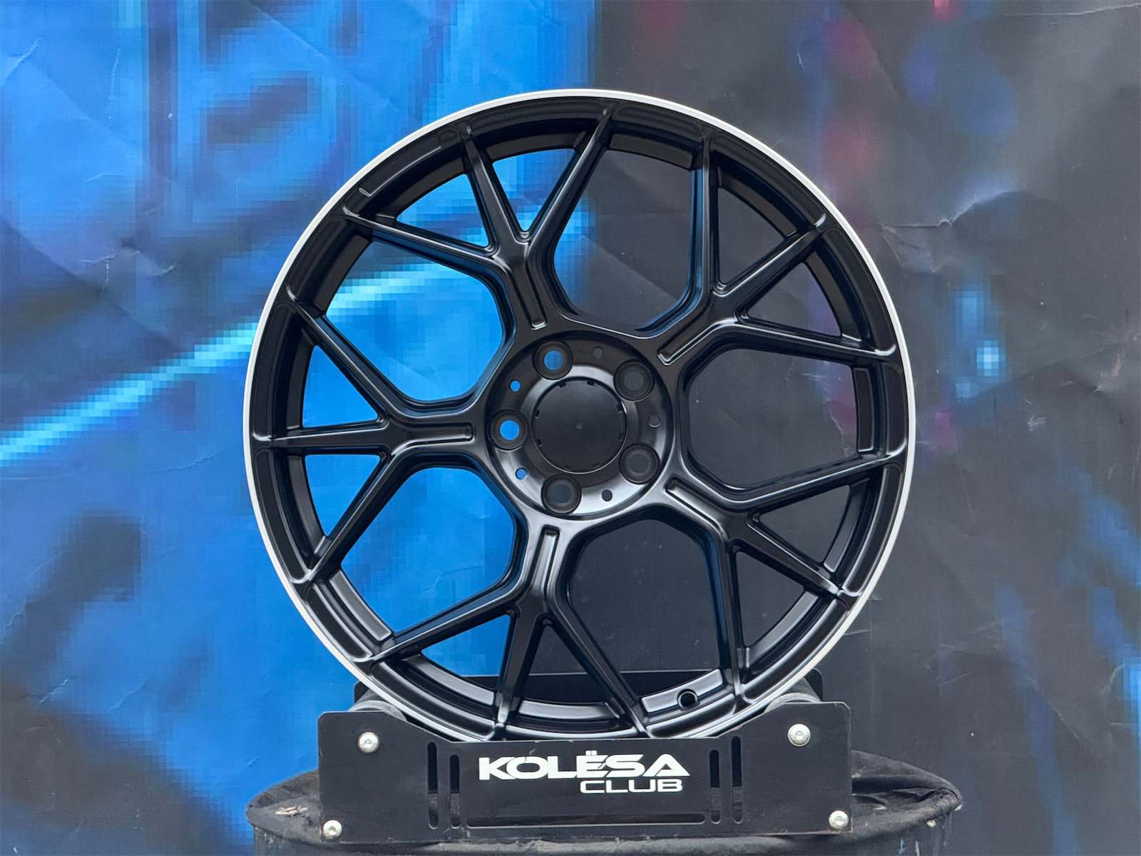 Комплект WH Wheels 8129 9j-19 5*112 et42 d66,6 и 8j-19 5*112 d66,6 MBML